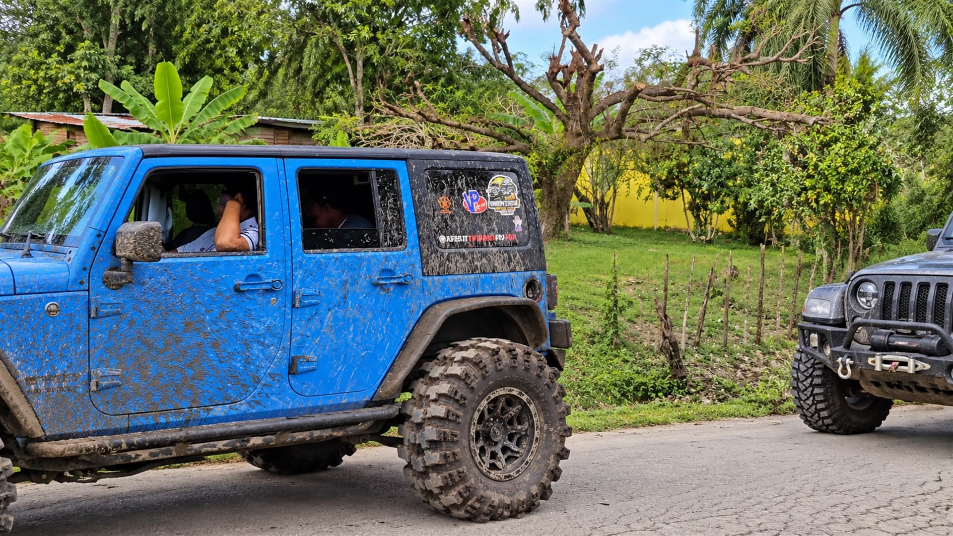 Jeep azul en convoy